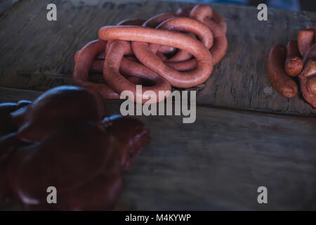 Wurst und Fleisch am Tisch Stockfoto