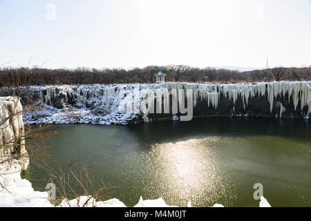 Diaoshuilou Wasserfall (Howering Mansion fällt) ist die weltweit größte Lava luftloch Zusammenbruch - Typ Wasserfall. Es ist die berühmteste Szene des Jingpo See Stockfoto