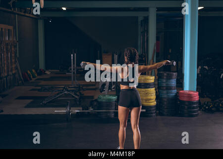 Fit Woman Training mit Hanteln in der Turnhalle Stockfoto