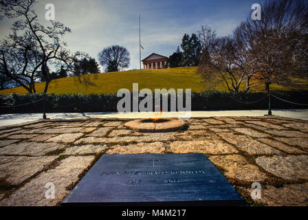 Gräber von Präsident John F. Kennedy und sein Bruder Robert Kennedy im Friedhof von Arlington National Cemetery. Das John-F.-Kennedy ewige Flamme ist eine präsidiale Memorial am Grab von US-Präsident John F. Kennedy, in Arlington National Cemetery. Die permanente ersetzt ein vorübergehendes Grab und ewige Flamme während Präsident Kennedy's Beerdigung am 25. November 1963 verwendet. Die Website wurde vom Architekten John Carl Warnecke, ein langjähriger Freund des Präsidenten entwickelt.[1][2] Die ständige John F. Kennedy ewige Flamme Grab geweiht wurde und am 15. März 1967 für die Öffentlichkeit geöffnet Stockfoto