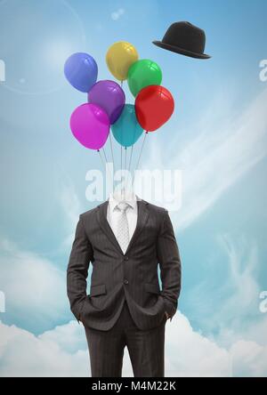 Mann ohne Kopf mit surreal floating Hut und Luftballons vor Himmel Stockfoto