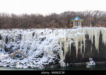 Diaoshuilou Wasserfall (Howering Mansion fällt) ist die weltweit größte Lava luftloch Zusammenbruch - Typ Wasserfall. Es ist die berühmteste Szene des Jingpo See Stockfoto