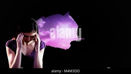 Verärgert Frau durch violette Licht Öffnung betonte Stockfoto