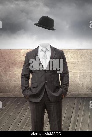 Mann ohne Kopf mit surreal Floating hat vor der Wand Stockfoto