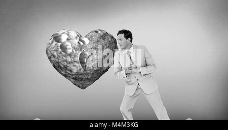 Unternehmer gegen surreale Herzen schiefen Stockfoto