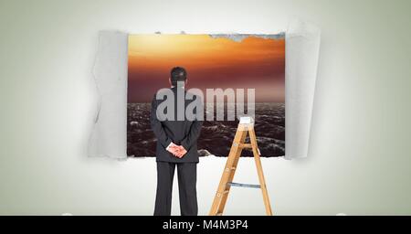 Geschäftsmann durch Papier Loch mit Blick auf das Meer und die Leiter auf der Suche Stockfoto
