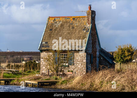 Holiday home in der ehemaligen Schleusenwärter Cottage, Topsham Lock Cottage, Bath, Devon, Großbritannien. Zwischen der Exeter Canal und River Exe. Februar 2018. Stockfoto