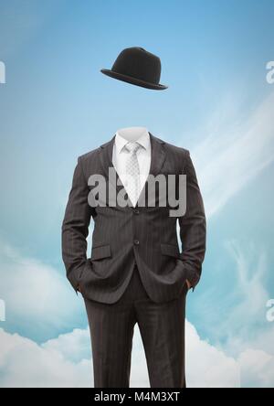 Mann ohne Kopf mit surreal Floating hat vor Himmel Stockfoto