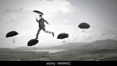 Mann mit Regenschirm gehen über Dach über Natur Landschaft Stockfoto