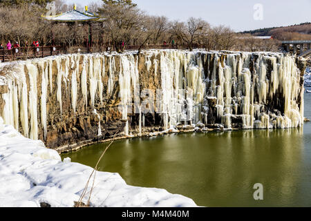 Diaoshuilou Wasserfall (Howering Mansion fällt) ist die weltweit größte Lava luftloch Zusammenbruch - Typ Wasserfall. Es ist die berühmteste Szene des Jingpo See Stockfoto