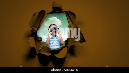 Kind Blick durch ein Fernglas in surrealen Loch im Papier Stockfoto