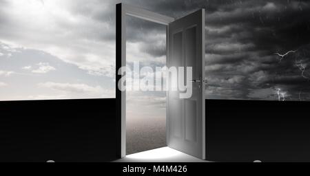 Tür mit surrealen Grau bewölkter Himmel Stockfoto