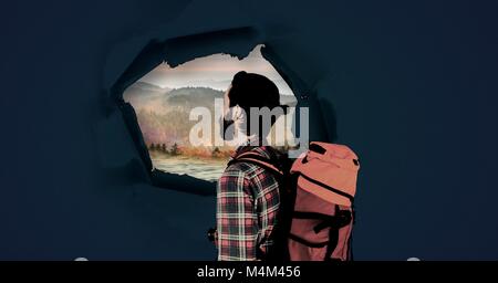 Wandern Abenteurer Mann durch surreale Papier Loch an Natur Landschaft suchen Stockfoto