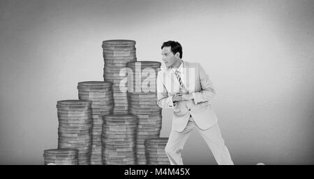 Geschäftsmann lehnte sich gegen Geld Stockfoto