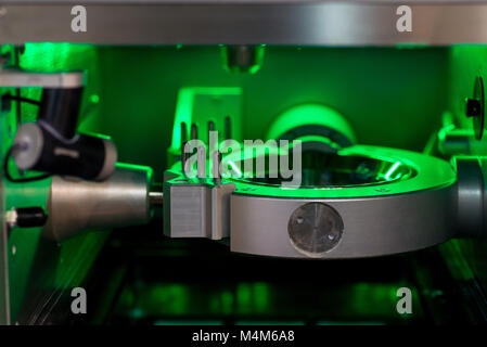 Moderne Fräsmaschine in CAD/CAM-Zahnheilkunde verwendet für die Gestaltung von Zahnersatz zu verbessern Stockfoto