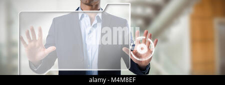 Das zusammengesetzte Bild im Geschäftsmann Berühren der unsichtbaren Bildschirm Stockfoto