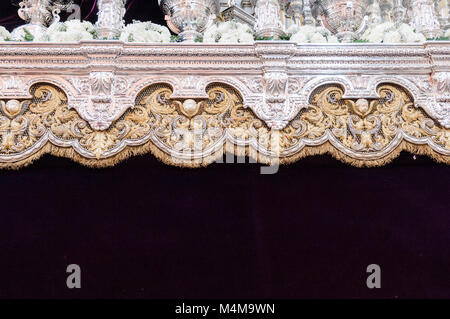 Detail der Blumenschmuck und die silberprägung der Float von Pallium der Bruderschaft des "El Cerro del Aguila' Stockfoto