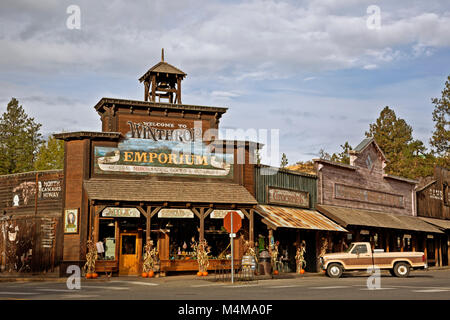 WA 13496-00 ... WASHINGTON - westlichen themed Stadt Winthrop am östlichen Ende der North Cascade Highway. Stockfoto