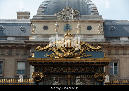 Tor mit goldenen Verzierungen, Eingang zum Palais de Justice in Paris, Frankreich Stockfoto