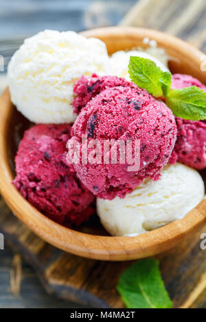 Hausgemachte Zitrone und schwarze Johannisbeere Eis in eine Schüssel geben. Stockfoto