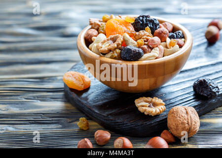 Schüssel mit einer Mischung aus Nüssen und Trockenfrüchten. Stockfoto