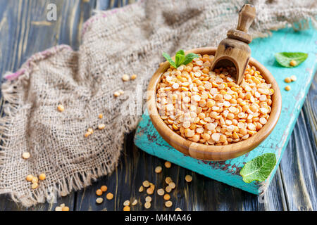 Gelbe Erbsen in eine hölzerne Schüssel. Stockfoto