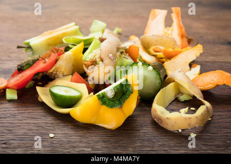 Abfälle Kochen. Erhöhten Blick auf Gemüse und Obst Peelings auf hölzernen Tisch Stockfoto