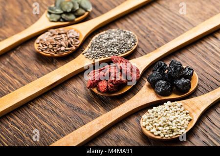 Superfoods: Kürbiskerne, Leinsamen, Chia Samen, Goji Beeren, Quinoa und Aronia Beeren Stockfoto