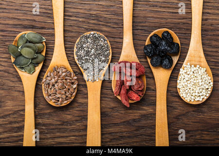 Superfoods: Kürbiskerne, Leinsamen, Chia Samen, Goji Beeren, Quinoa und Aronia Beeren Stockfoto