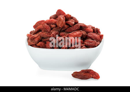 Goji Beeren in Weiß Schüssel auf weißem Hintergrund Stockfoto