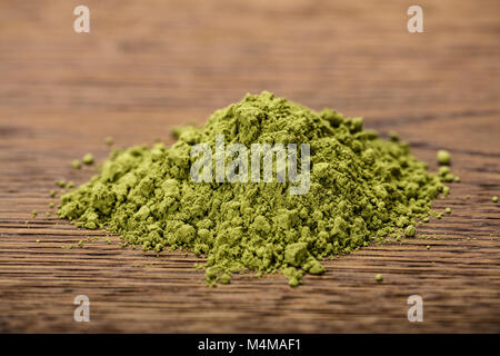 Foto von Matcha Tee Pulver auf hölzernen Tisch Stockfoto