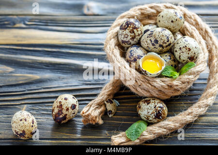 Gesprenkelte Wachtel Eier und Eigelb in der Shell. Stockfoto