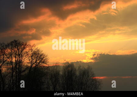 dunkle Sonnenuntergang mit blutroten Wolken die Sonne scheint Stockfoto
