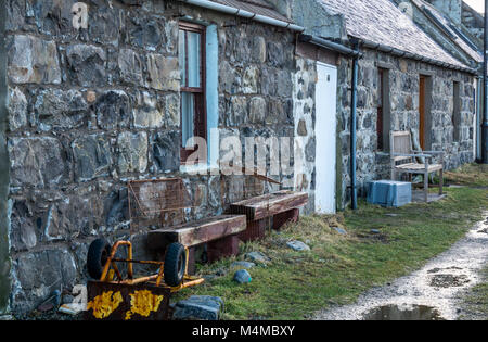 Alte, aus Stein gebauten Hütten im Dorf am Meer picturesuqe Crovie, Aberdeenshire, Schottland, Großbritannien Stockfoto