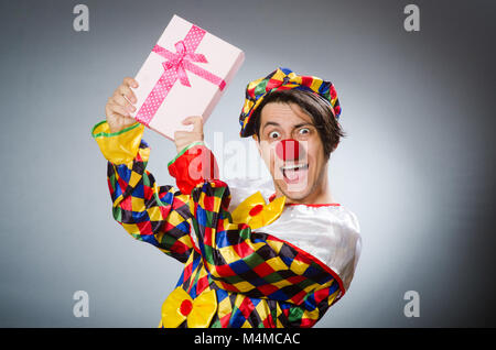 Lustiger Clown in komischen Konzept Stockfoto