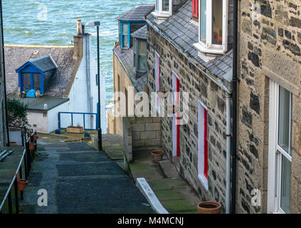 Schmale Gasse, Straße Weg hinab zum Ufer, malerischen Dorf am Meer, Gardenstown, Aberdeenshire, Schottland, Großbritannien, Stockfoto