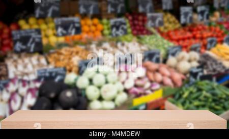 Lokale Gemüsemarkt Unschärfe-Effekte im Hintergrund mit hölzernen sheif Stockfoto