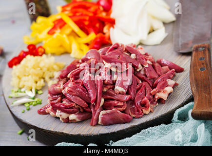 Zutaten zum Kochen unter Rühren braten vom Huhn Herz, Paprika und Zwiebeln. Chinesische Küche Stockfoto