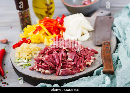 Zutaten zum Kochen unter Rühren braten vom Huhn Herz, Paprika und Zwiebeln. Chinesische Küche Stockfoto