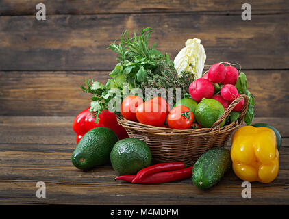 Zusammensetzung mit verschiedenen organischen Gemüse und Früchte. Detox Diät Stockfoto