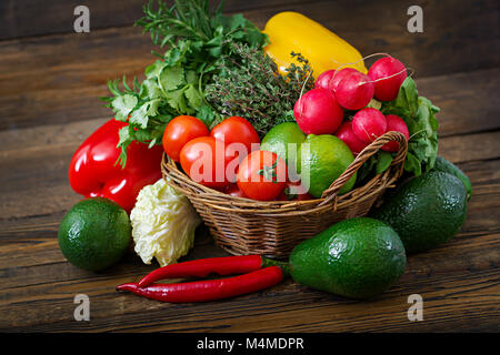 Zusammensetzung mit verschiedenen organischen Gemüse und Früchte. Detox Diät Stockfoto