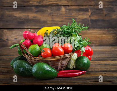 Zusammensetzung mit verschiedenen organischen Gemüse und Früchte. Detox Diät Stockfoto