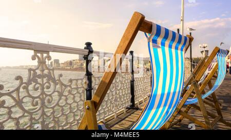 Leere Liegestühle einladend wogenden im Sommer Brise am berühmten Brighton Palace Pier, auch genannt Brighton Pier seinen weltberühmten Stockfoto