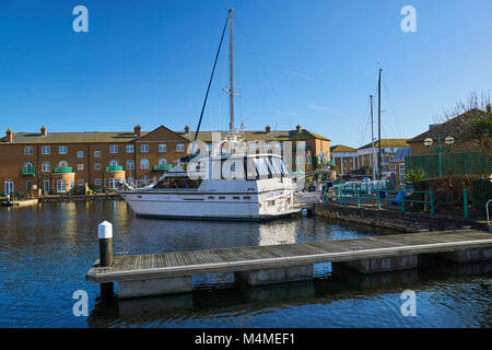 Brighton Marina Village, ein Hinweisschild auf dem Board Walk mit luxuriösen Apartments im Hintergrund ein sehr beliebter Platz in Brighton zu gehen Stockfoto