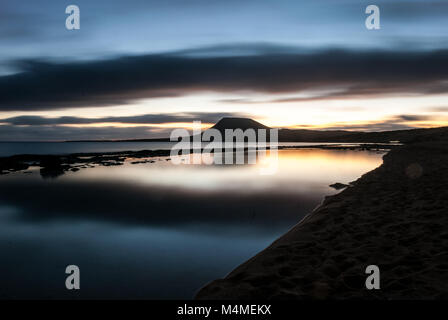 Sonnenuntergang am Strand mit Bergen im Hintergrund, die Insel La Graciosa, Kanarische Inseln, Spanien Stockfoto