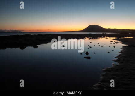 Sonnenuntergang am Strand mit Bergen im Hintergrund, die Insel La Graciosa, Kanarische Inseln, Spanien Stockfoto