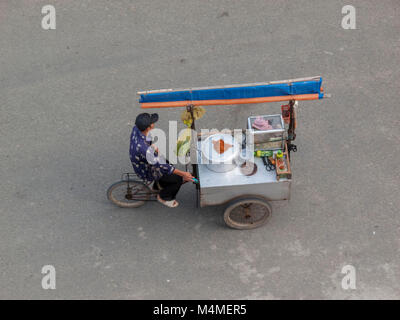 Straße Kaufmann Blick von oben in Saigon, Ho Chi Minh City, Vietnam Stockfoto