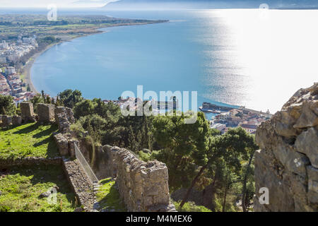 Atemberaubende Aussicht von den Mauern der Festung von Nafpaktos, Griechenland Stockfoto