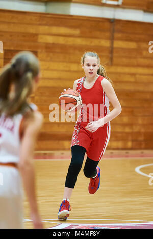 Mädchen Basketball Spieler mit einem Ball im Spiel Stockfoto