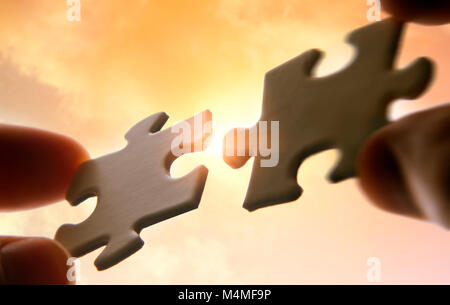 Hände, die Frachtkisten auf Himmel Hintergrund mit Sonnenlicht Stockfoto